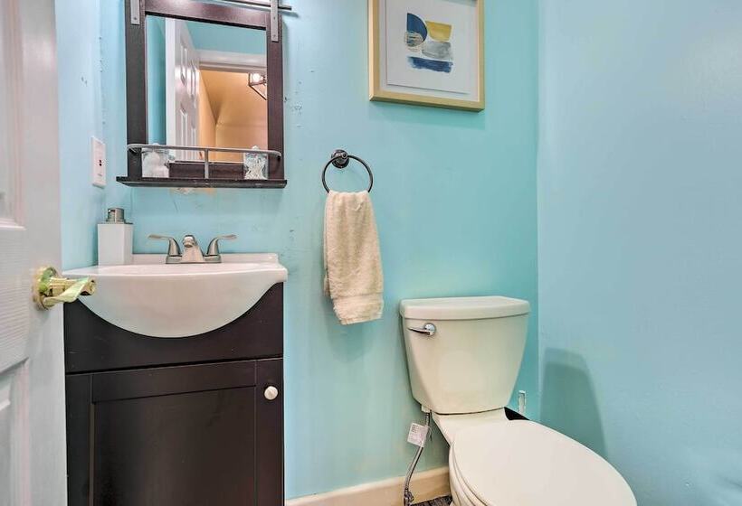 Fire Pit, Community Lakes: Serene Poconos Getaway!