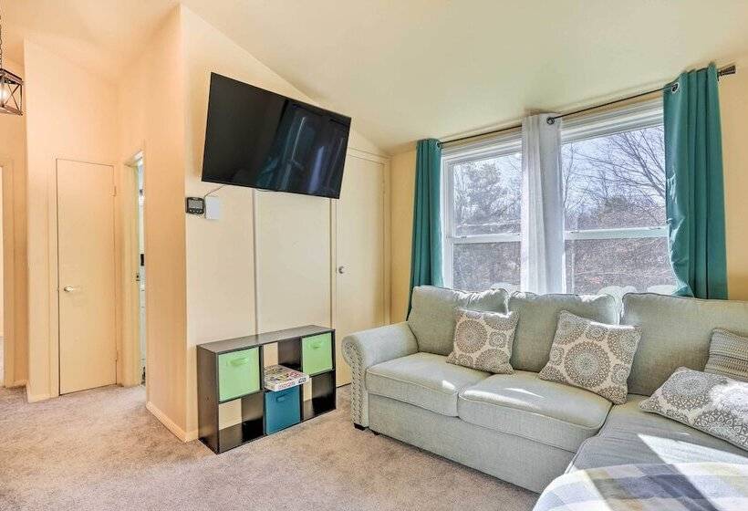 Fire Pit, Community Lakes: Serene Poconos Getaway!