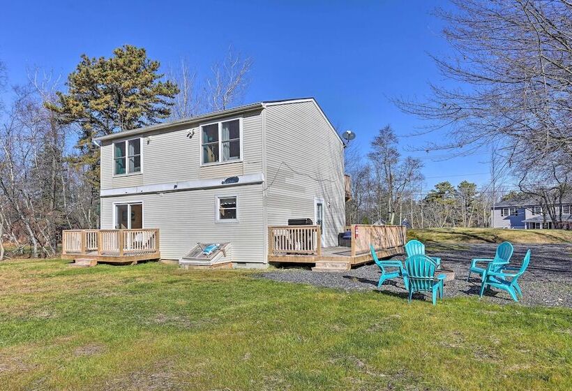 Fire Pit, Community Lakes: Serene Poconos Getaway!