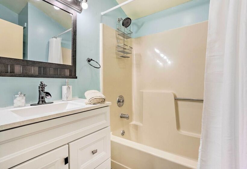 Fire Pit, Community Lakes: Serene Poconos Getaway!