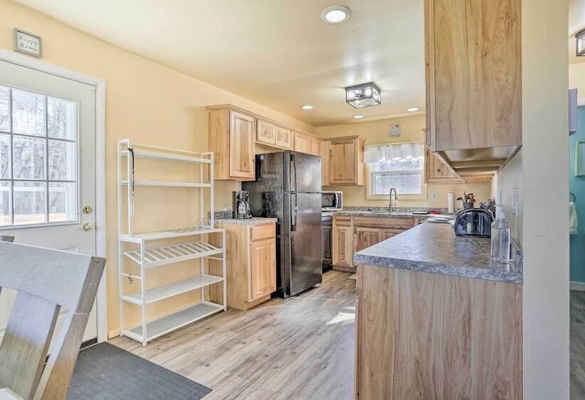 Fire Pit, Community Lakes: Serene Poconos Getaway!