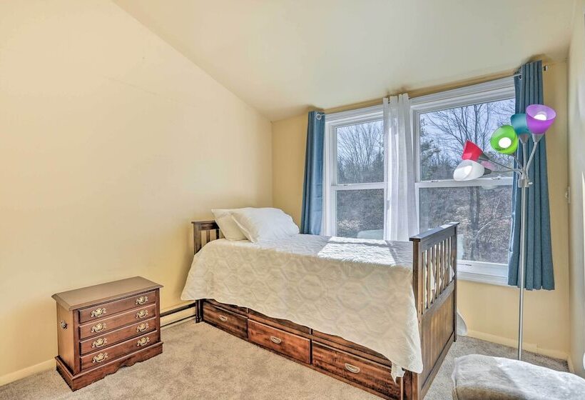 Fire Pit, Community Lakes: Serene Poconos Getaway!