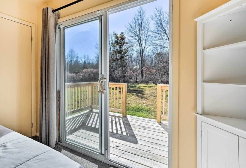 Fire Pit, Community Lakes: Serene Poconos Getaway!