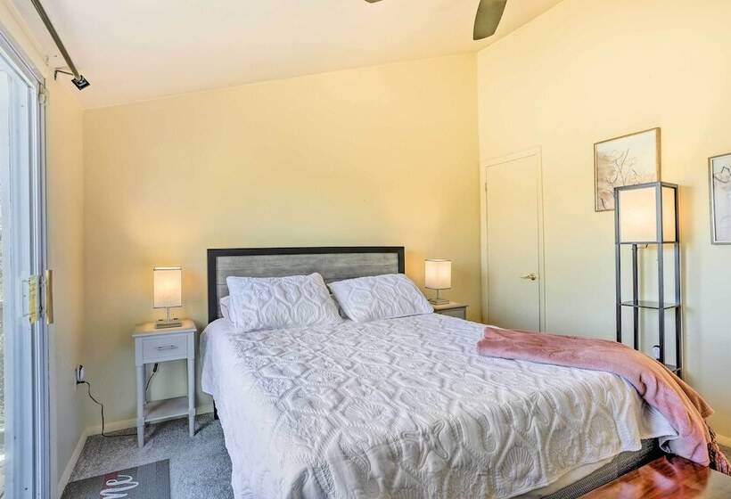 Fire Pit, Community Lakes: Serene Poconos Getaway!