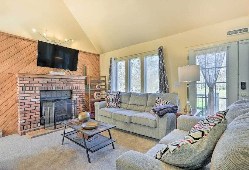 Fire Pit, Community Lakes: Serene Poconos Getaway!