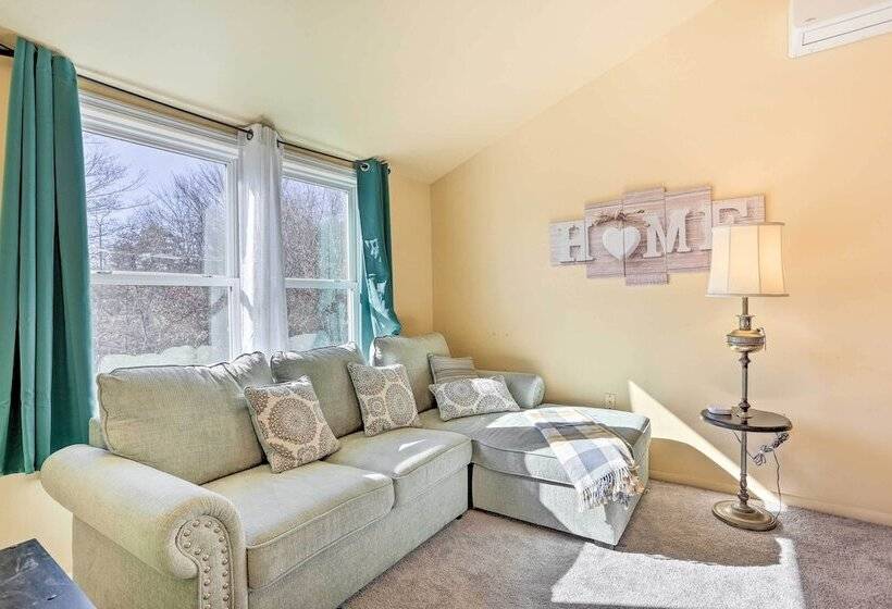 Fire Pit, Community Lakes: Serene Poconos Getaway!