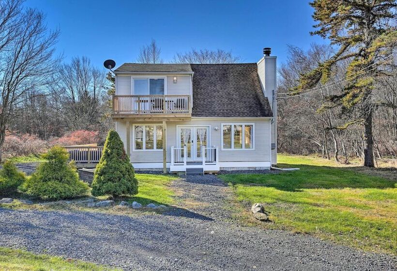 Fire Pit, Community Lakes: Serene Poconos Getaway!