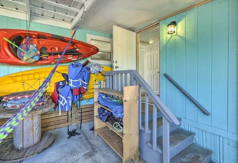 Pet Friendly Home W/ Deck   6 Mi To Cocoa Village!