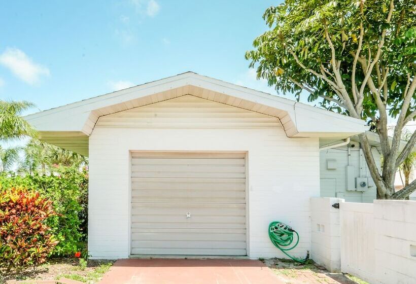 Pet Friendly Daytona Beach Home, Walk To The Ocean