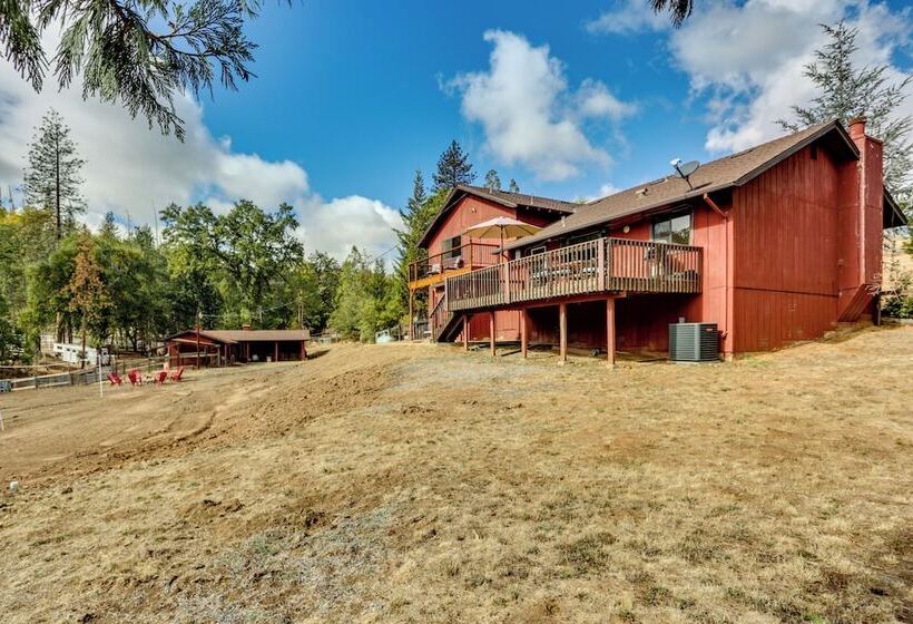 Pet Friendly Escape W/ Game Room & Fire Pit!