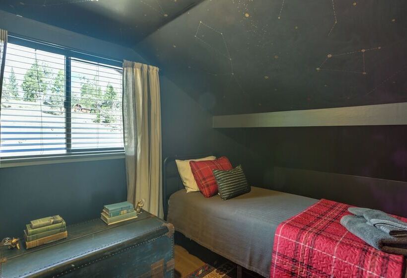 Pet Friendly Escape W/ Game Room & Fire Pit!