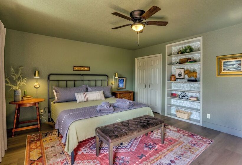 Pet Friendly Escape W/ Game Room & Fire Pit!