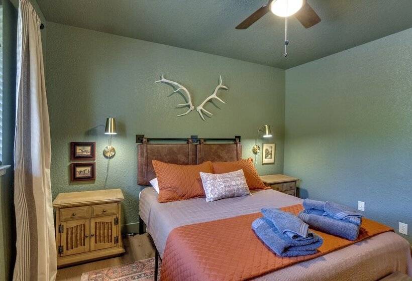 Pet Friendly Escape W/ Game Room & Fire Pit!