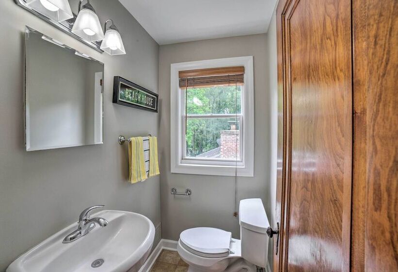 Pet Friendly Lake Getaway: 1 Block To Beach!