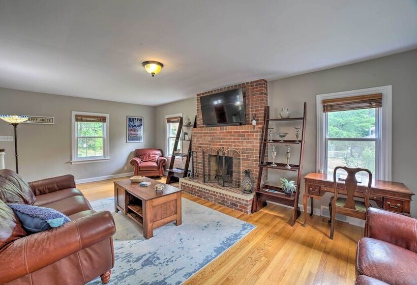 Pet Friendly Lake Getaway: 1 Block To Beach!