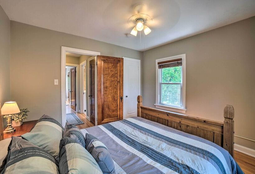 Pet Friendly Lake Getaway: 1 Block To Beach!