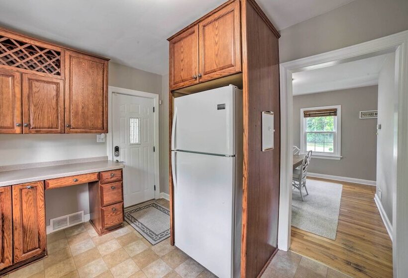 Pet Friendly Lake Getaway: 1 Block To Beach!