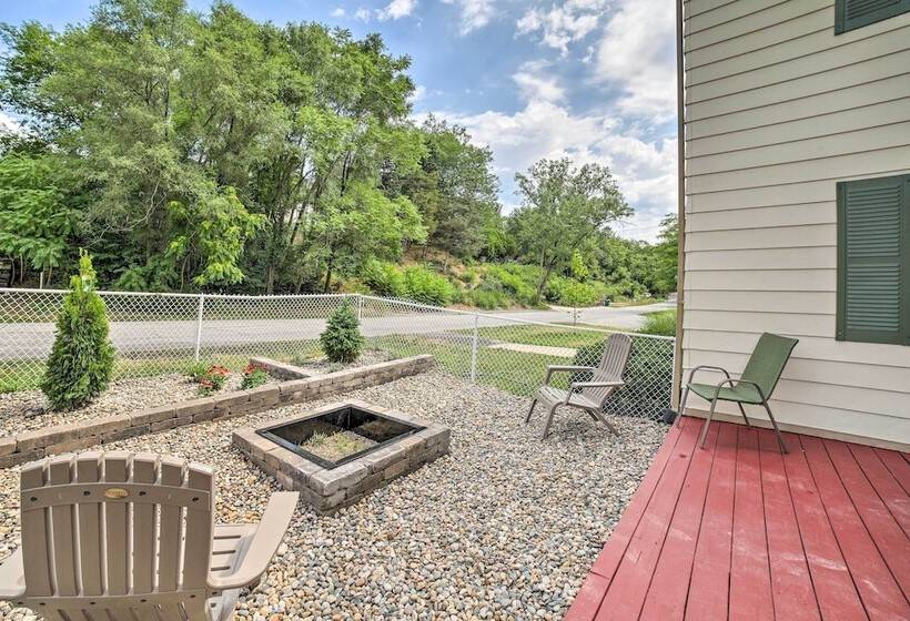 Pet Friendly Lake Getaway: 1 Block To Beach!