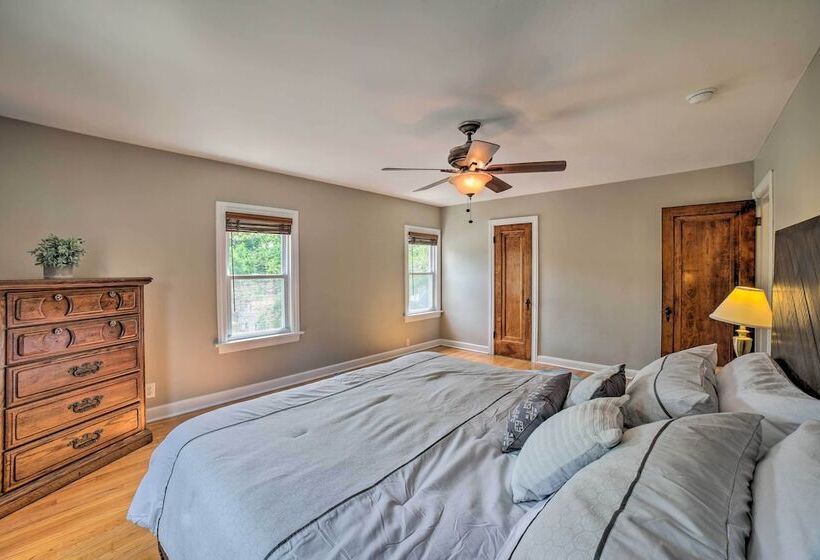 Pet Friendly Lake Getaway: 1 Block To Beach!