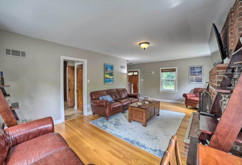 Pet Friendly Lake Getaway: 1 Block To Beach!