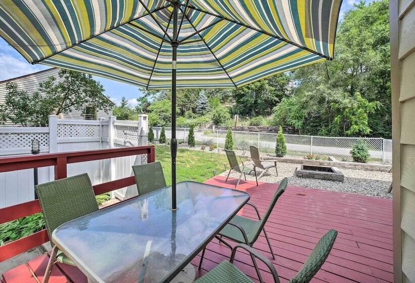 Pet Friendly Lake Getaway: 1 Block To Beach!