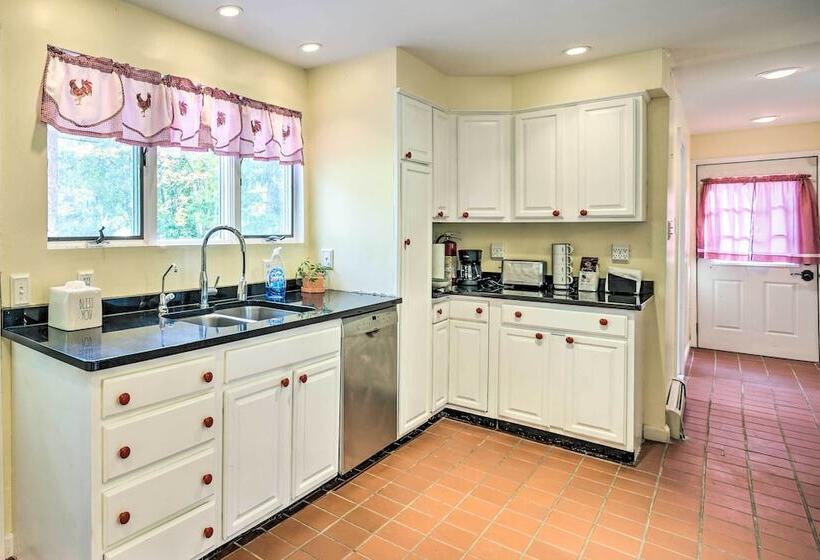 Pet Friendly Latham Retreat ~ 7 Mi To Albany!