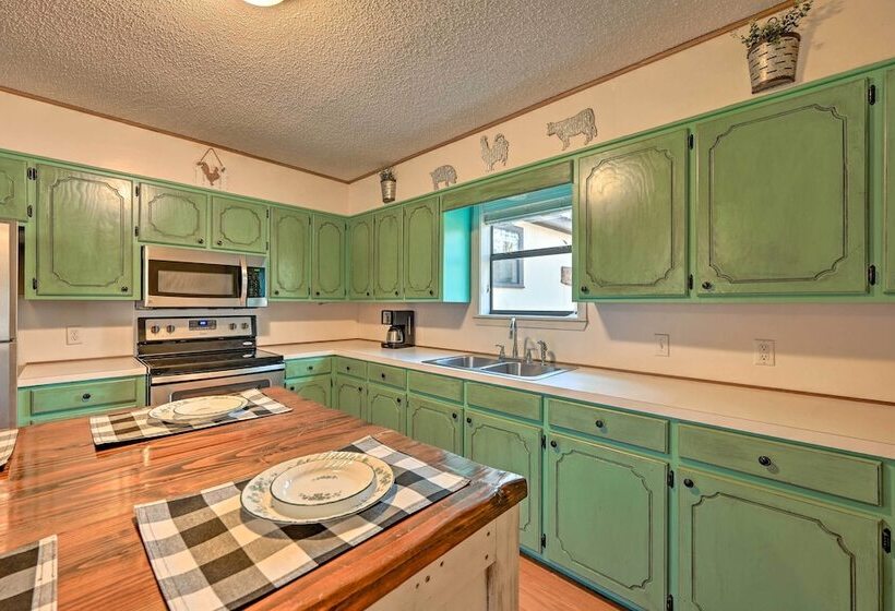 Pet Friendly  Shady Oaks  Broken Bow Gem W/ Patio!