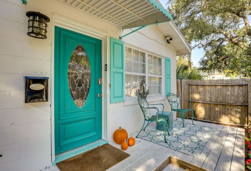 The Cottage Jewel  Pet Friendly Home: Fenced Yard