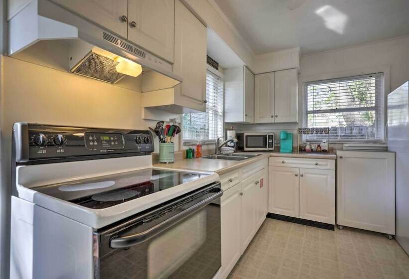 The Cottage Jewel  Pet Friendly Home: Fenced Yard