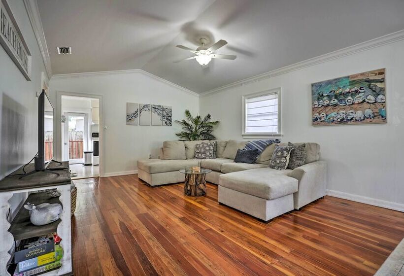 The Cottage Jewel  Pet Friendly Home: Fenced Yard