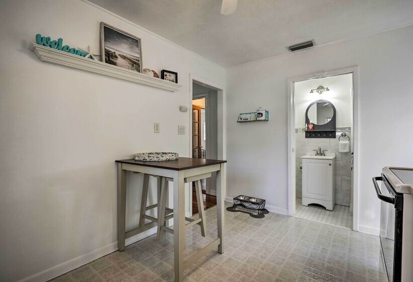 The Cottage Jewel  Pet Friendly Home: Fenced Yard