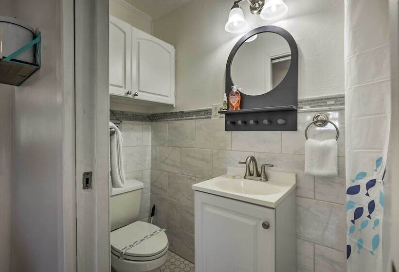 The Cottage Jewel  Pet Friendly Home: Fenced Yard