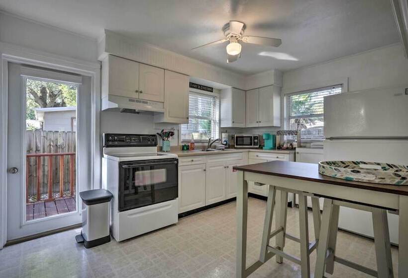 The Cottage Jewel  Pet Friendly Home: Fenced Yard