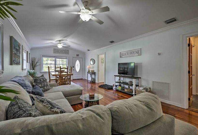 The Cottage Jewel  Pet Friendly Home: Fenced Yard