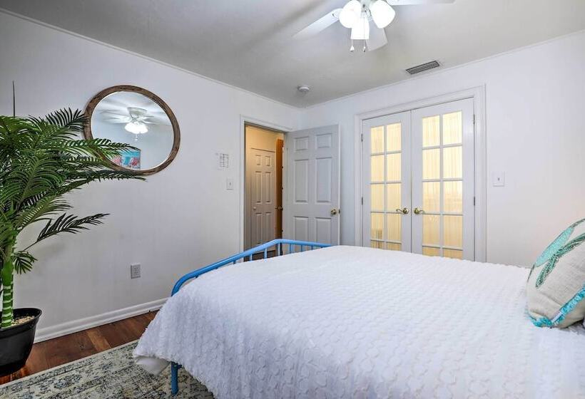 The Cottage Jewel  Pet Friendly Home: Fenced Yard