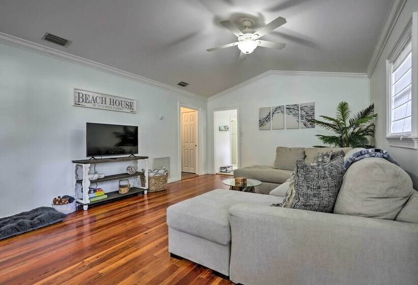 The Cottage Jewel  Pet Friendly Home: Fenced Yard