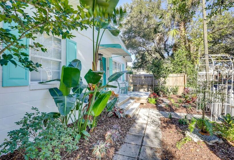 The Cottage Jewel  Pet Friendly Home: Fenced Yard