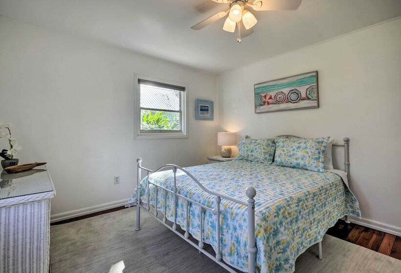 The Cottage Jewel  Pet Friendly Home: Fenced Yard