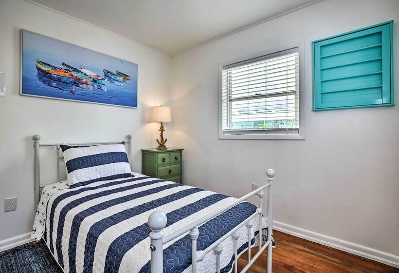 The Cottage Jewel  Pet Friendly Home: Fenced Yard