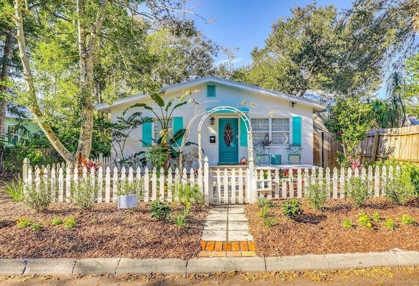 The Cottage Jewel  Pet Friendly Home: Fenced Yard