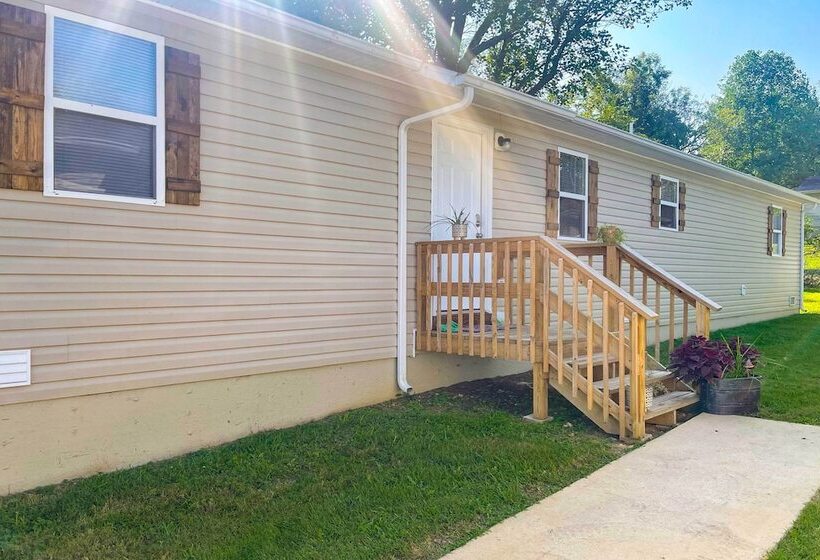 Pet Friendly West Plains Home Near Downtown!