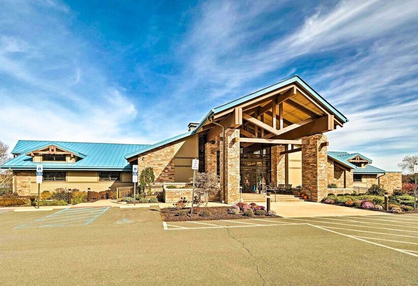 Pocono Lake Cabin W/ Hot Tub & Resort Amenities!