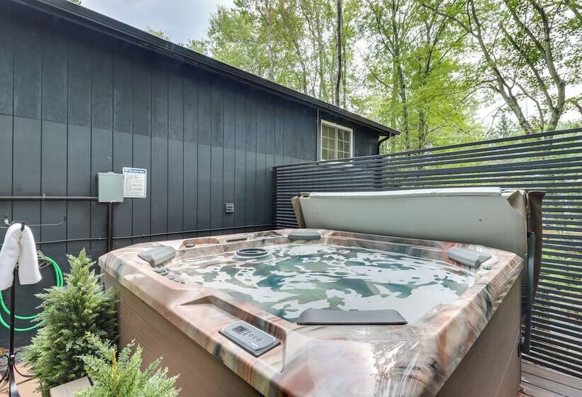 Pocono Lake Cabin W/ Hot Tub & Resort Amenities!