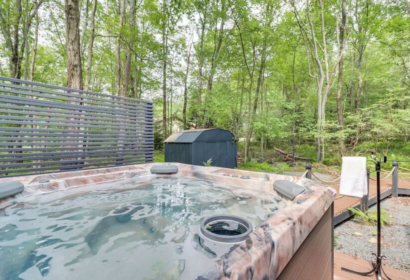 Pocono Lake Cabin W/ Hot Tub & Resort Amenities!