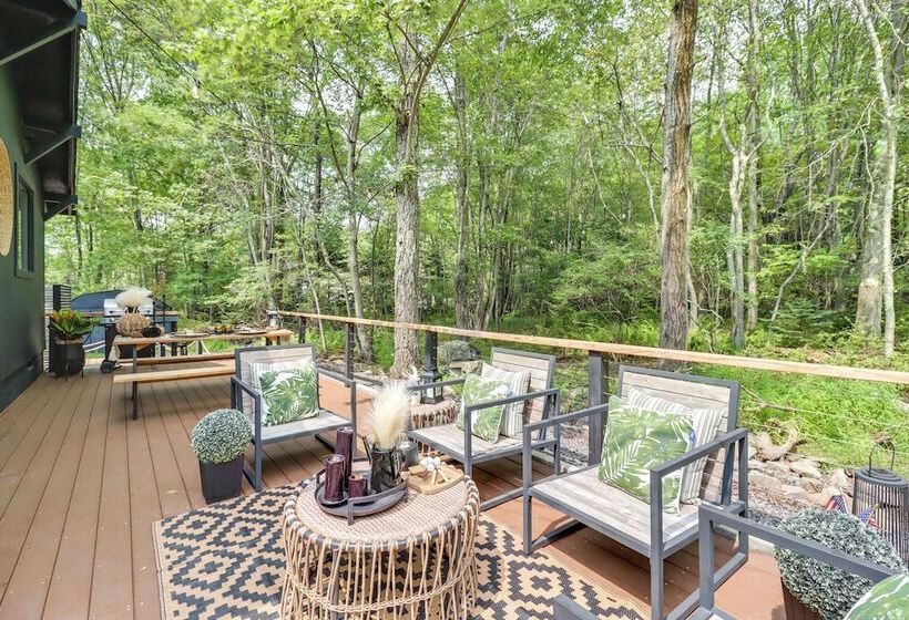 Pocono Lake Cabin W/ Hot Tub & Resort Amenities!