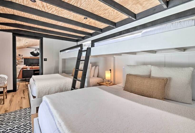 Pocono Lake Cabin W/ Hot Tub & Resort Amenities!