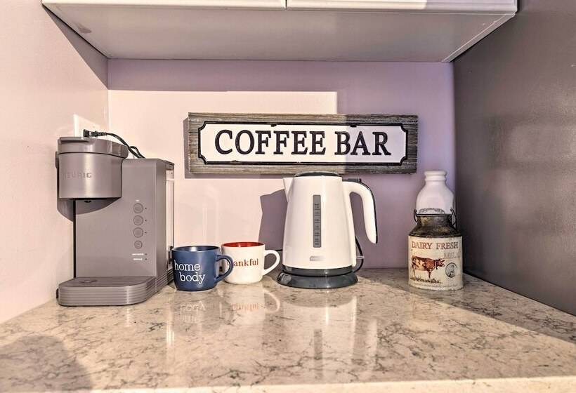 Poconos Retreat W/ Hot Tub, Balcony & Pool Access!