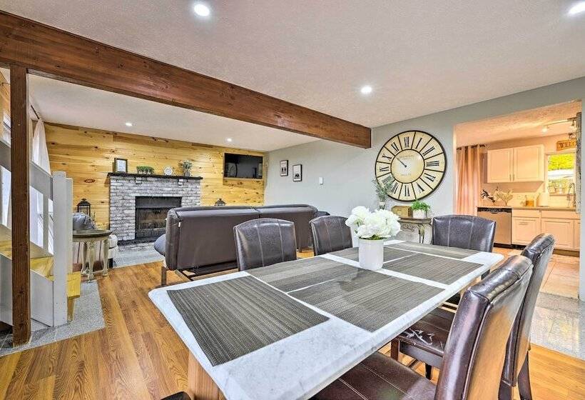 Poconos Retreat W/ Hot Tub, Balcony & Pool Access!