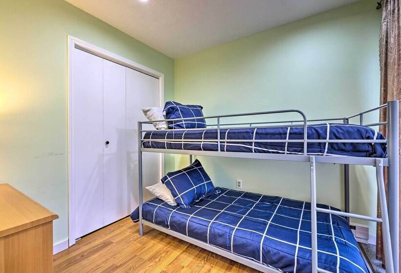 Poconos Retreat W/ Hot Tub, Balcony & Pool Access!