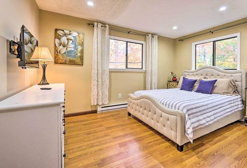 Poconos Retreat W/ Hot Tub, Balcony & Pool Access!